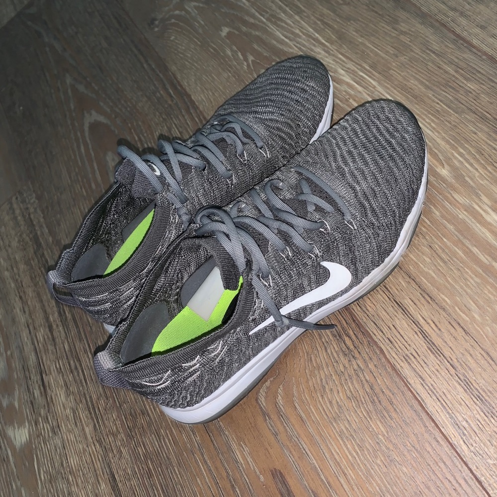 Women’s Nike Zoom tennis shoes